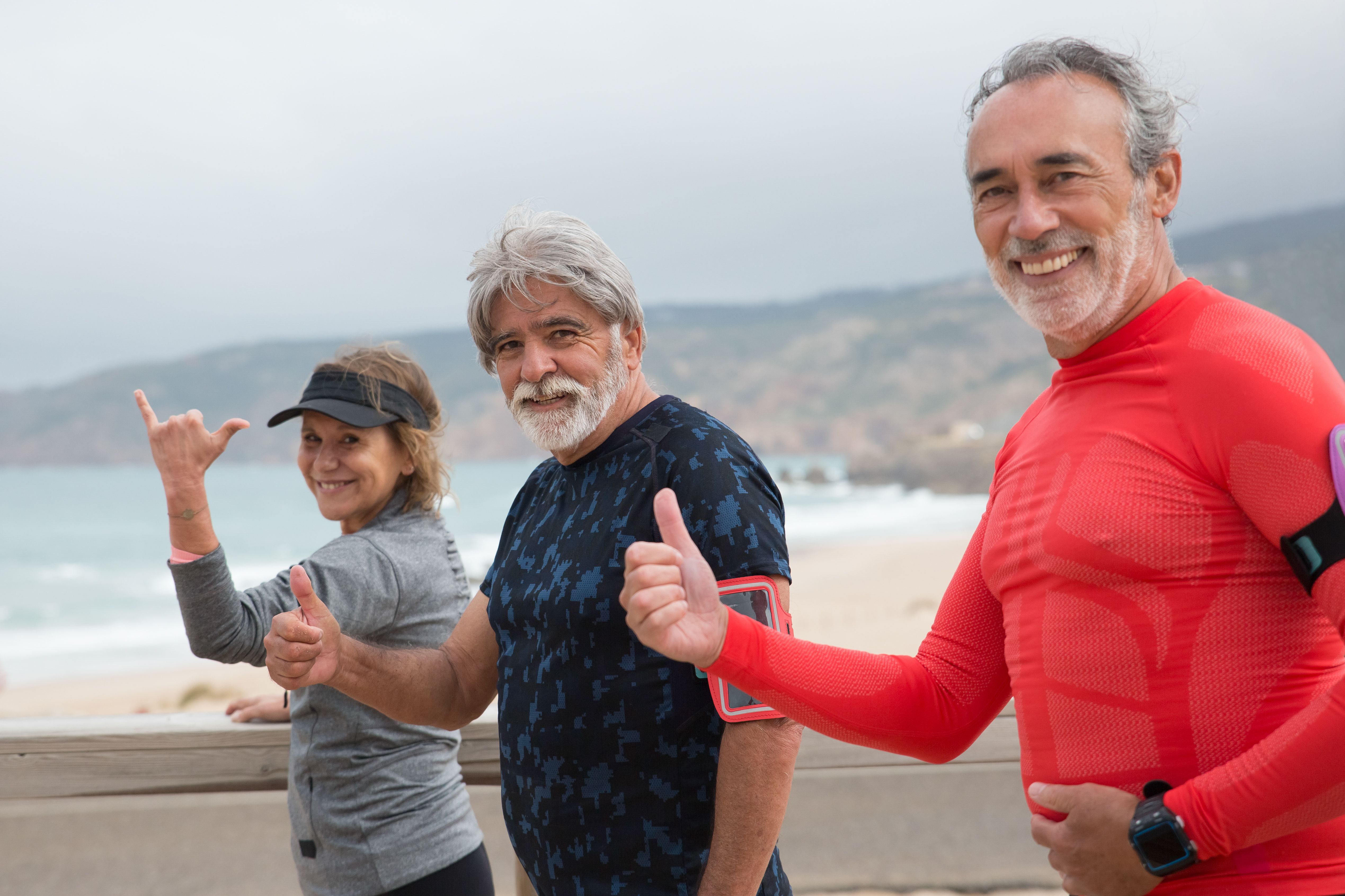 Adultos mayores activos y felices en la playa